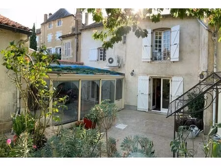 grande maison de ville dans le cœur de montmorillon