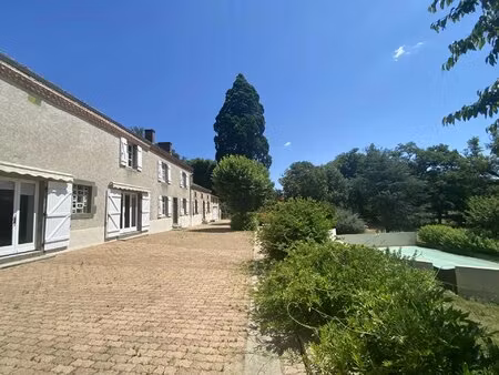 domaine d’exception en bord de rivière  avec dépendances  piscine et ancien moulin