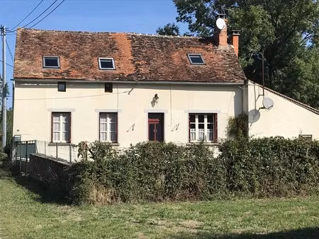 maison en pierre dans un hameau tranquille avec terrain et piscine