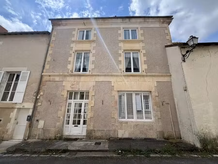 grande maison de ville  centre ville saint savin