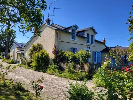 maison composée de deux dépendances sur un terrain de 15 000 m²  proche du centre-ville