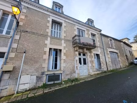 maison de ville spacieuse avec grand jardin  centre de saint savin