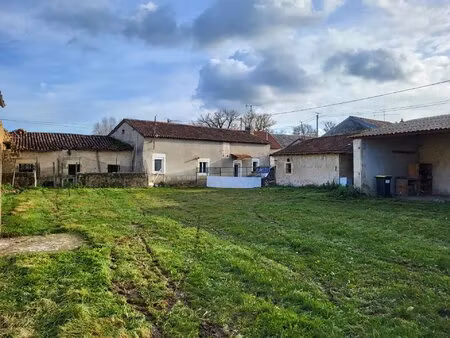 maison  grandes dépendances et 1 4 ha de terrain  près de saint savin.