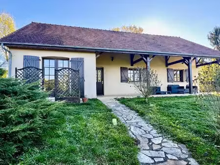 maison moderne indépendante surélevée avec vue sur la campagne et piscine