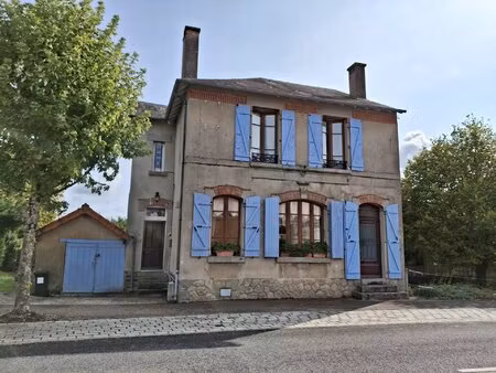 maison de village pleine de charme avec trois chambres  vaste cuisine familiale et joli ja