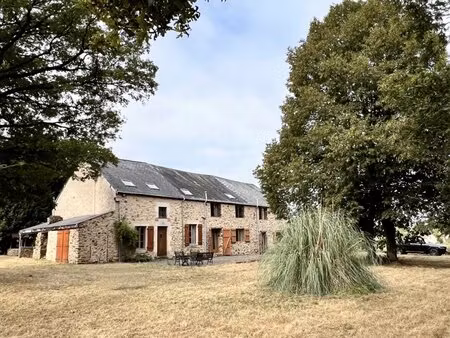 propriété rénovée avec trois logements  située dans la campagne de l’indre