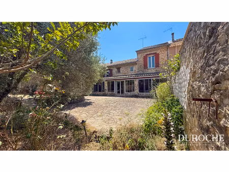 piolenc  mas de village - 4 chambres  hangar et jardin.