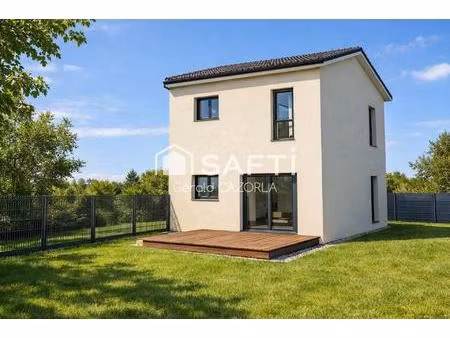 belle maison contemporaine à l'entrée du village.