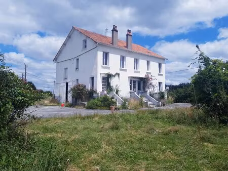 maison indépendante en pierre avec grand jardin et plusieurs dépendances
