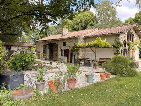 charmante maison en pierre dans un hameau paisible près de saulgond
