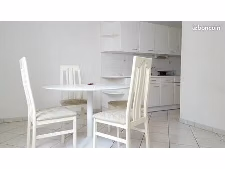 disponible t2 lumineux 30 m² à 5 minutes à pieds du métro marbrerie