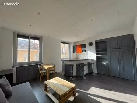 studio meublé 33 90 m2  place des celestins