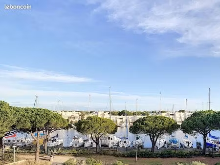 port camargue studio cabine avec belle vue sur le port