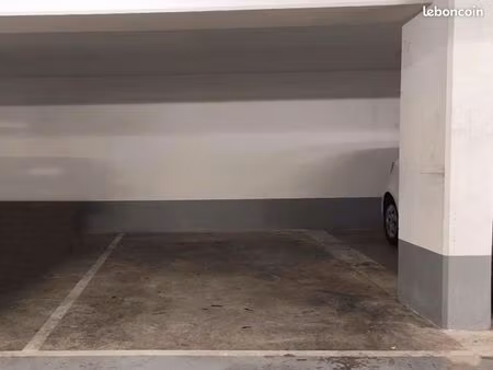 place de parking couvert 15m2