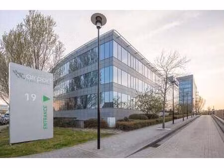 500 m² d'espace de bureaux moderne à côté de l'aéroport d...