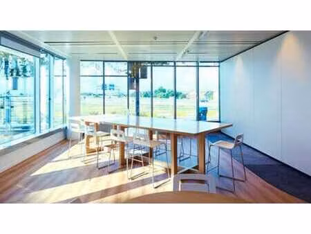 706 m² d'espace de bureaux moderne à côté de l'aéroport d...