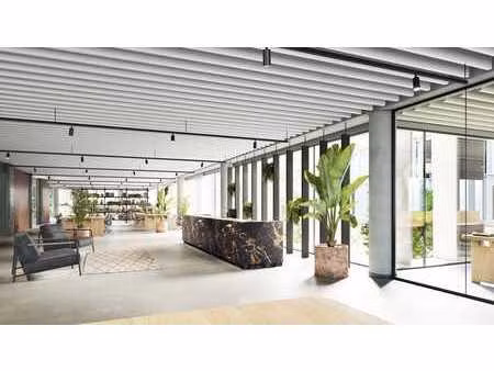 1.099 m² de bureaux nouvellement construits à 250 m ( !!)...