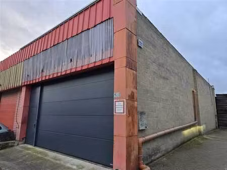 al entrepôt très bien situé