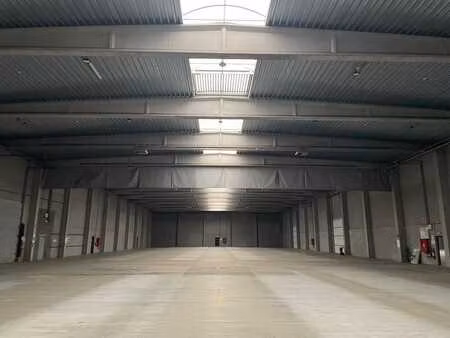 entrepôt logistique à louer - 8.050 m² - proche e19