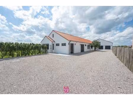 une villa jumelée entièrement rénovée avec 4 chambres à c...