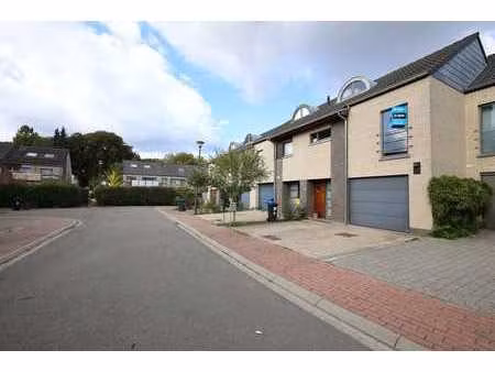 maison familiale moderne avec jardin et garage  à 4 7 km ...