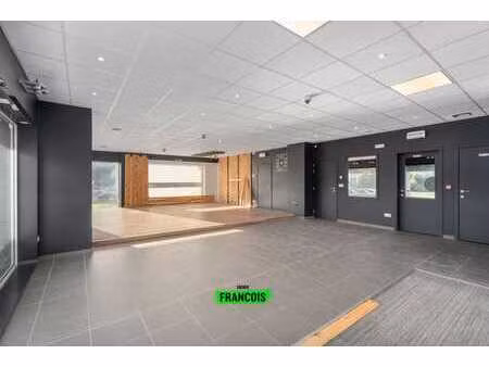 surface commerciale au rez-de-chaussée avec peb a et parking