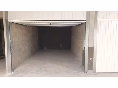 location parking 15 m² à saint-cyr-sur-mer (83270)  145 €