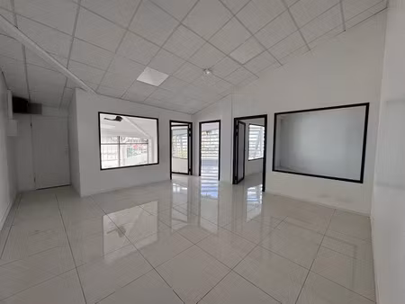 location locaux professionnels 4 pièces 75 m² à baie mahault (97122)  1 500 €