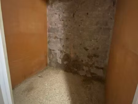 cave saine bétonnée restaurée – porte blindée – 5 à 6 m² – abbesses