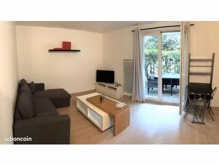 part loue t2 meublé + pkg+ piscine/salle de sport/tennis