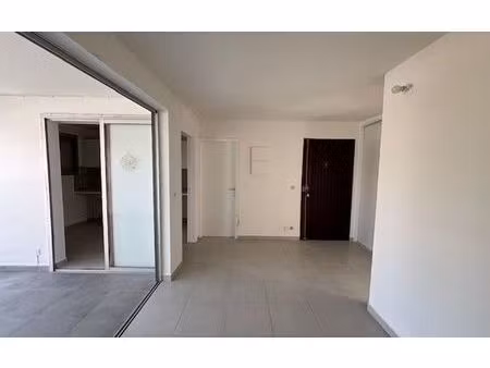 location appartement  m² t-2 à baie-mahault  830 €