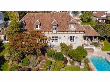 à la lisière de la forêt de montmorency  sur les hauteurs du village de saint-prix  une...