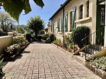 deux pavillons jumelés avec sous-sols spacieux style 'garage'