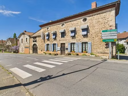 propriété polyvalente dans un emplacement de choix avec un important potentiel commercial 