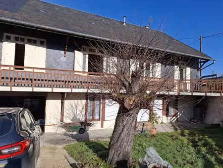 maison spacieuse avec terrain supplémentaire  à proximité du centre d'une ville populaire.