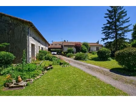 charmant pavillon de 2 chambres et grande grange à la lisière d'un petit village