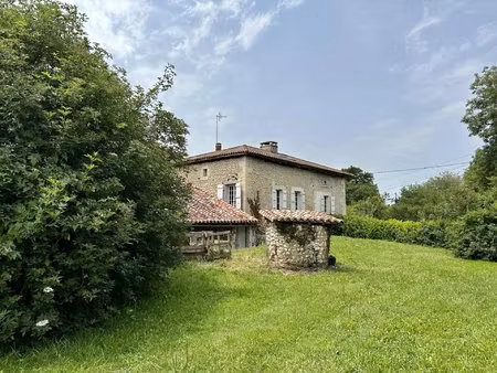 maison de caractère en pierre avec grange et jardin