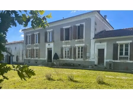 une élégante maison de maître près de cognac