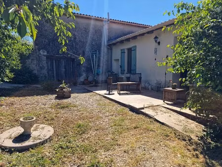 maison en pierre avec piscine et potentiel de développement