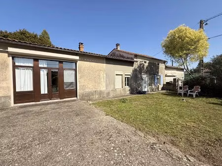 spacieuse maison de plain-pied avec grange et garage proche d’aigre