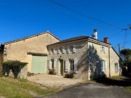 charmante maison en pierre avec dépendances  dans un cadre bucolique proche d’aunac et man