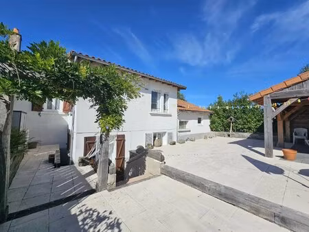 charmante maison de village du xviiie siècle avec suite d'invités et jardin