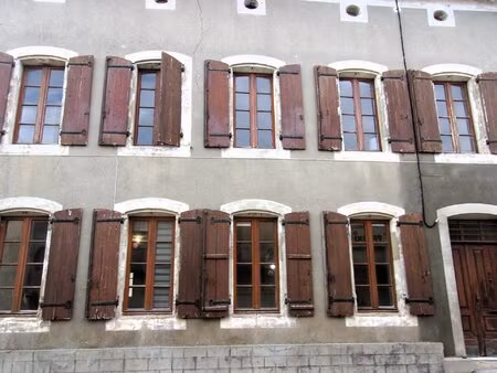 maison de village en pierre de 2 chambres avec garage et cour