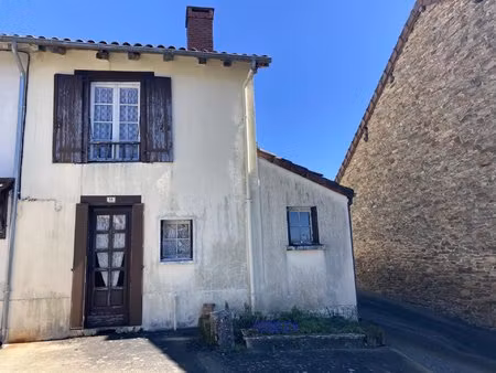 cette charmante maison de village est prête à être rénovée et se trouve à pied de toutes l