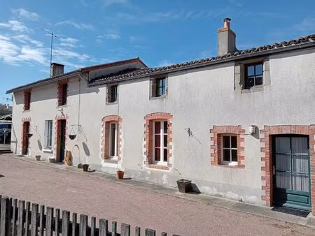 spacieuse maison de village avec chambres d'hôtes