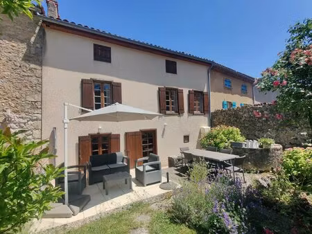 charmante maison de village de 3 chambres et 2 salles de bain avec jardin