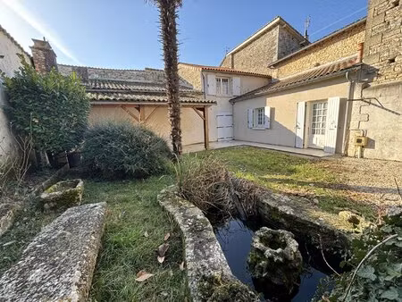 maison de ville de trois chambres avec jardin privé  garage et grande dépendance .