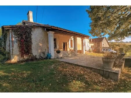 belle maison en pierre dans un hameau paisible