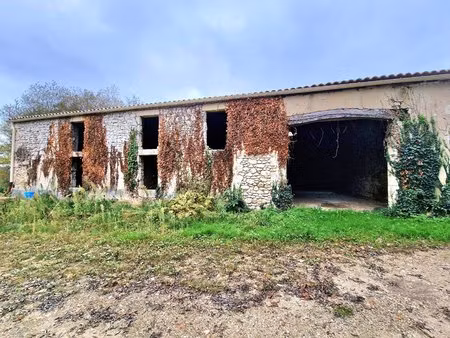 ensemble en pierre à rénover juste à l'extérieur d'eymet