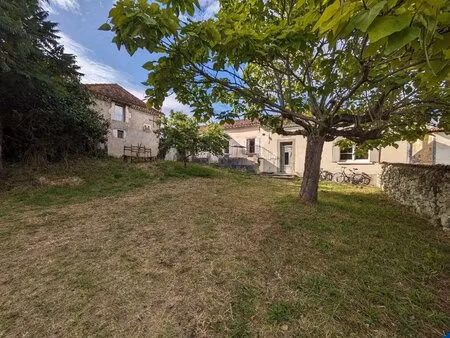 maison traditionnelle en pierre avec jardins clos et garage/atelier.
